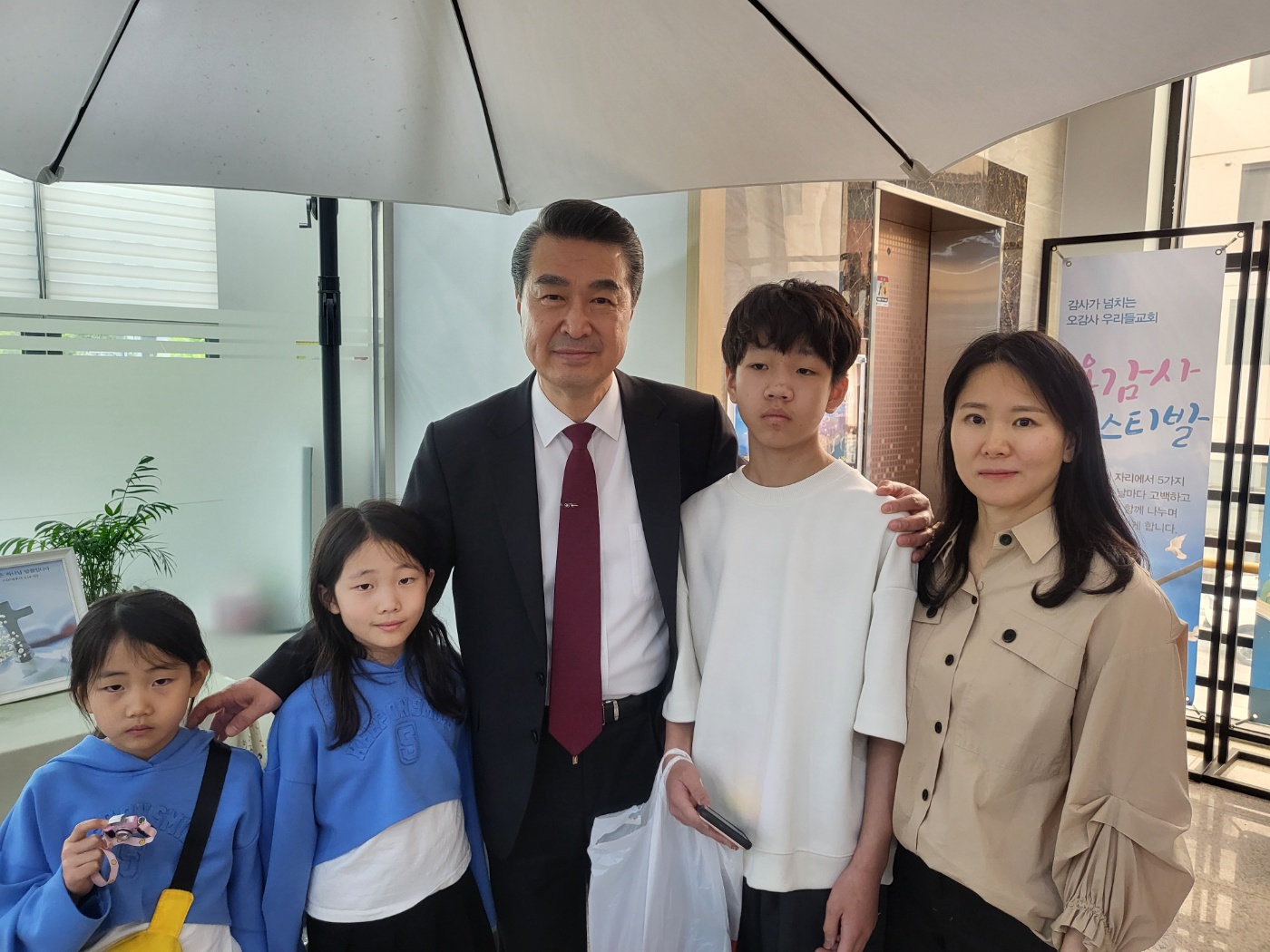 김상철 이윤희집사가정(자녀 김서진 김서현).jpg